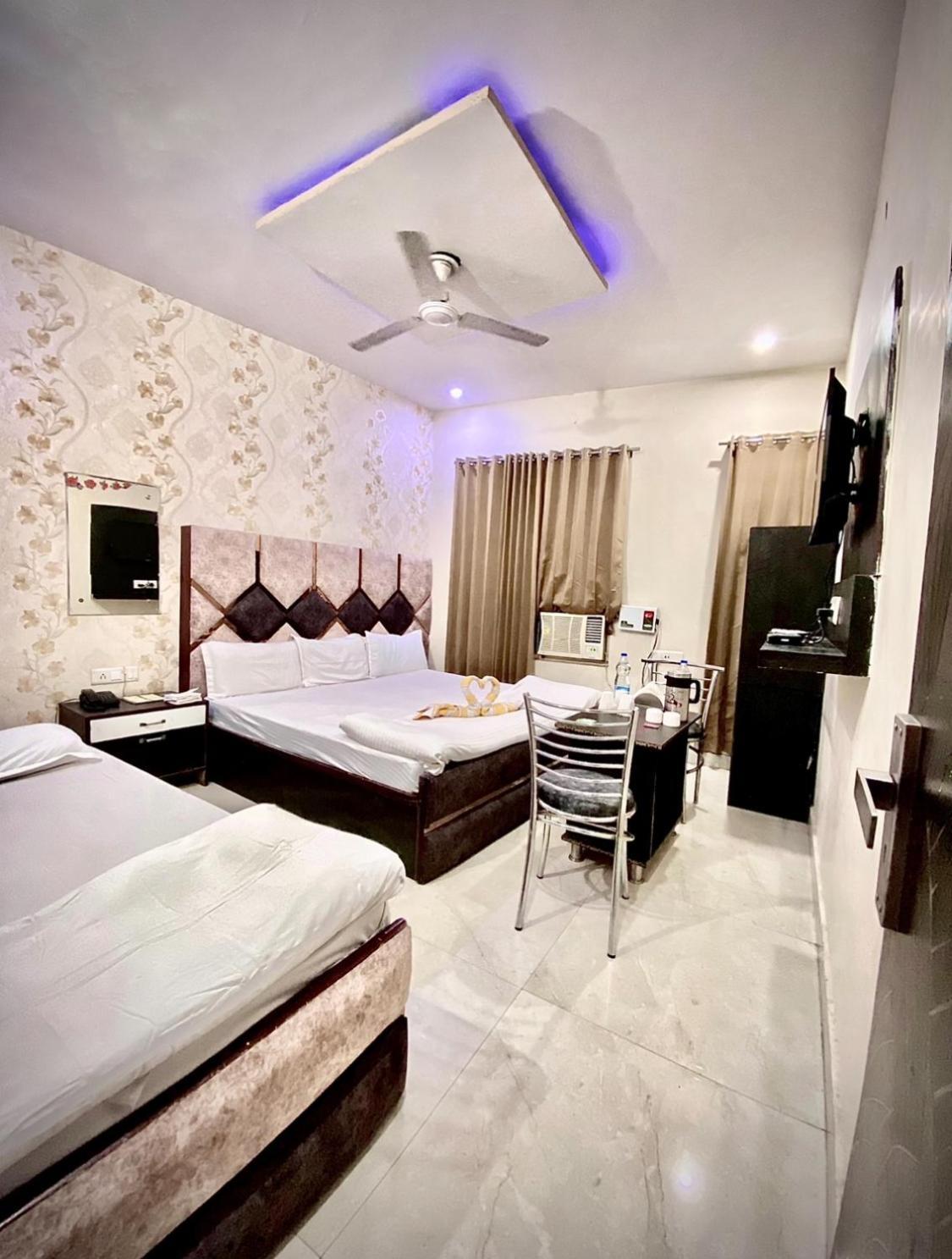 Swaran Hotel Амритсар Екстериор снимка